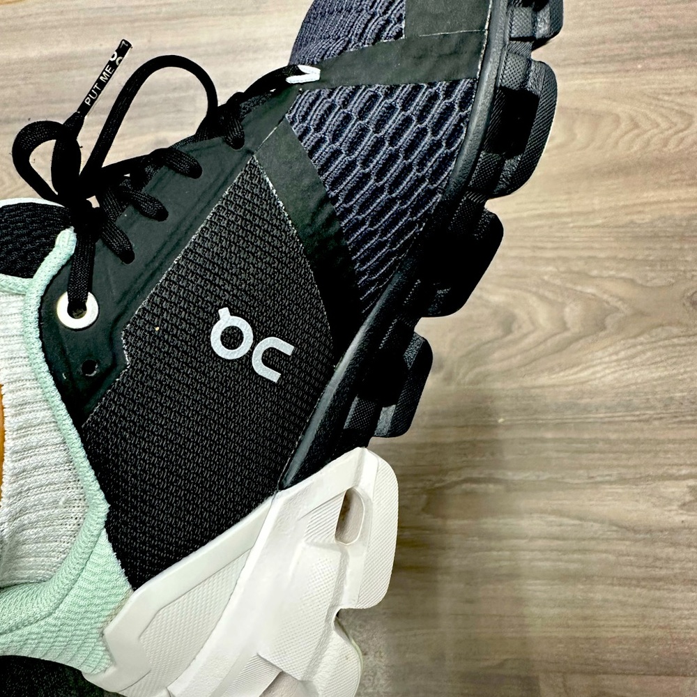 OnCloud Women’s size 5.0 Mint and Black. LOVE♥️ but 1/2 in to small.